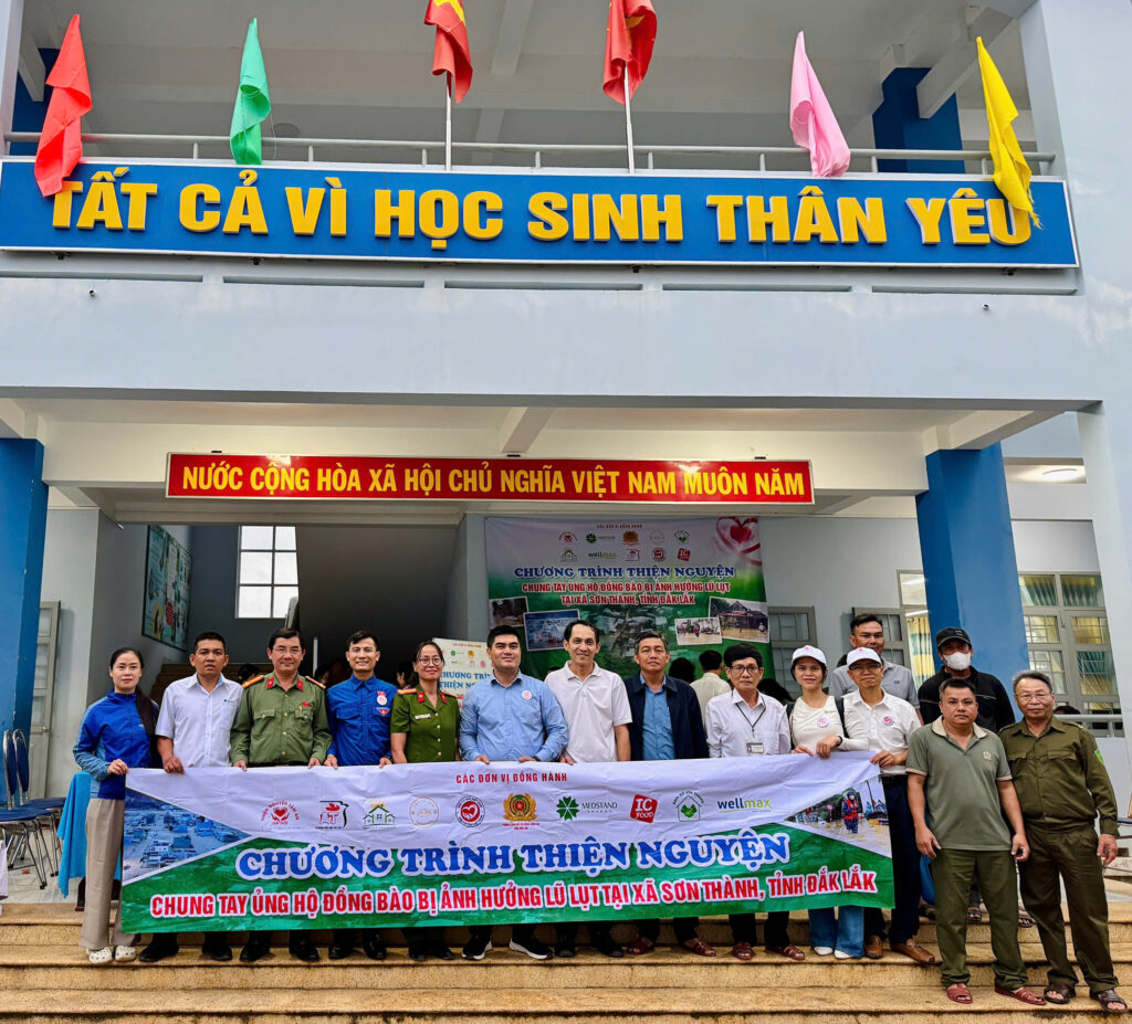 Đoàn MEDSTAND phối hợp với nhà trường và các cán bộ xã hoàn thành chương trình tốt đẹp