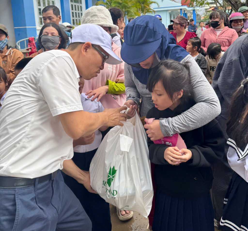 Đoàn MEDSTAND trao 300 suất quà cho học sinh, giáo viên và các hộ dân bị ảnh hưởng bão lũ